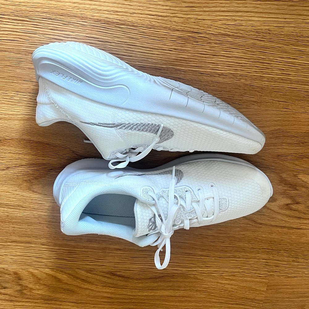 Nike white gray womens sneakers tennis shoes 10 EUC Running experience run flex - Picture 2 of 6